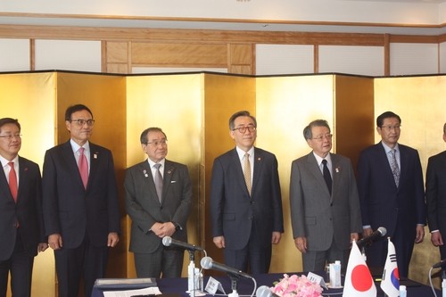 El ministro de Asuntos Exteriores, Cho Tae-Yul (4to de L), asiste a una reunión con líderes empresariales japoneses en Tokio el 21 de marzo de 2025. (Yonhap) 