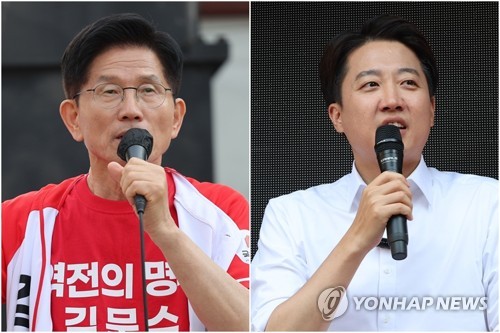 People Power Party presidential candidate Kim Moon-soo (L) and Lee Jun-seok of the minor New Reform Party appeal to voters in rallies, in this composite photo taken May 25, 2025. (Yonhap)