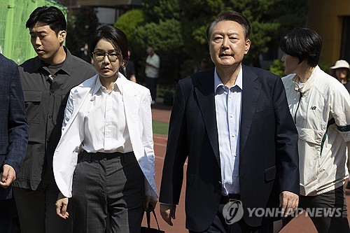 In this file photo, former President Yoon Suk Yeol (R) and first lady Kim Keon Hee head to their vehicle after casting their votes at a polling station in Seoul on June 3, 2025. (Pool photo) (Yonhap)