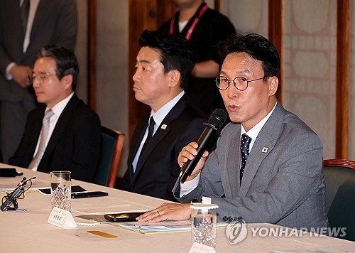  Ruling party, gov't hold 1st high-level consultation meeting