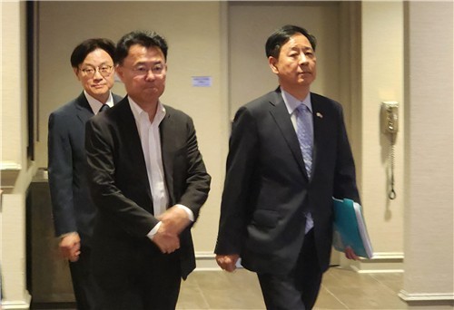 (2nd LD) S. Korea's finance minister pledges 'best' efforts in tariff talks with Lutnick