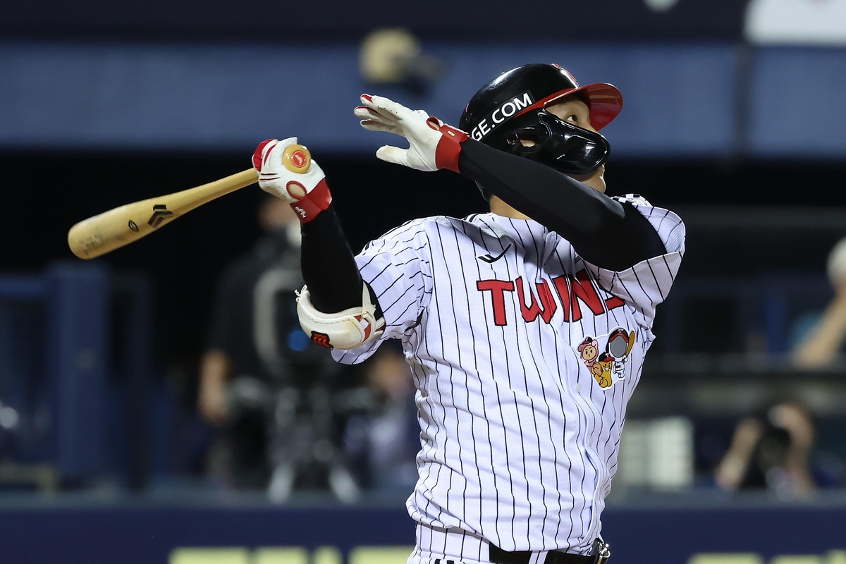 【1993studio】[LG Twins] Baseball Track Long Down /追跡付 Park Dong-won ignites LG Twins' victory with clutch three