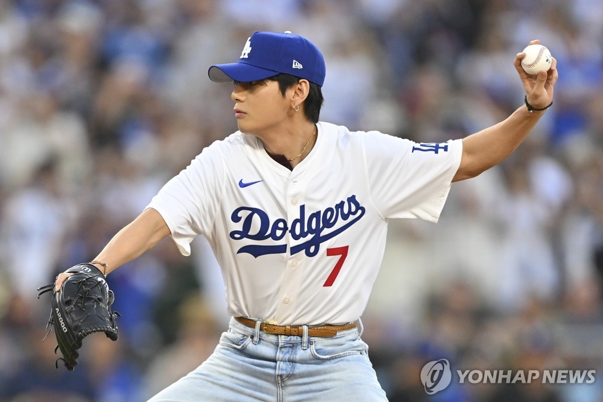 2025年8月25日、ロサンゼルス・ドジャースのホームゲームで始球式を行う韓国のボーイズバンドBTSのV（AP通信が公開した写真）