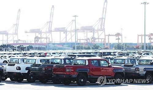 BOK lifts S. Korea's growth forecast to 1 pct for this year, 1.8 pct for 2026