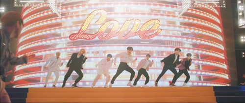 K-pop : BTS rend hommage au film «Chantons sous la pluie» dans un clip