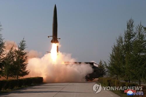 La Corée du Nord a effectué des tirs de missiles sous la supervision du dirigeant Kim Jong-un, selon l'Agence centrale de presse nord-coréenne (KCNA) le jeudi 9 mai 2019. Sur cette photo diffusée par la KCNA, un projectile ressemblant à un Iskander est tiré depuis un lanceur. (Utilisation en Corée du Sud uniquement et redistribution interdite)