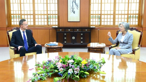 La ministre des Affaires étrangères Kang Kyung-wha et son homologue hongrois Peter Szijjarto tiennent une réunion pour discuter des liens bilatéraux, le lundi 27 juillet 2020, au minitère à Séoul. (Photo fournie par le ministère des Affaires étrangères. Revente et archivage interdits)