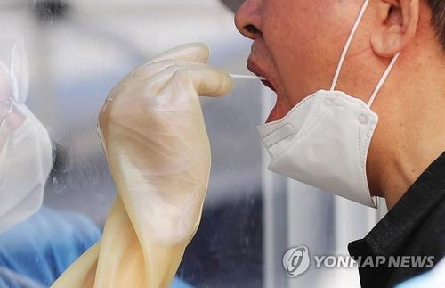 Un citoyen subit un test de dépistage pour le nouveau coronavirus (Covid-19) dans un centre à Séoul le mercredi 26 août 2020.
