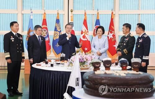 Cette photo d'archives, prise le 1er octobre 2019, montre le président Moon Jae-in (3e à partir de la g.) prend la parole lors d'une cérémonie marquant le Jour des forces armées à Daegu, dans la province du Gyeongsang du Sud, à laquelle ont participé également l'ancien ministre de la Défense, Jeong Kyeong-doo (2e à partir de la dr.), le chef d'état-major de l'armée de l'air, Won In-choul (à dr.), et le chef des opérations navales, l'amiral Sim Seung-seob.