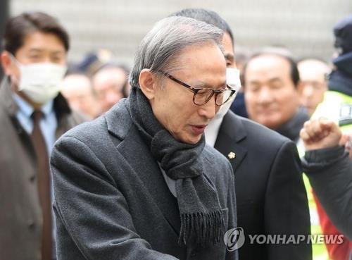 L'ex-président Lee Myung-bak entouré des gens qui le soutiennent avant son procès en appel à la Haute Cour de Séoul, le mercredi 19 février 2020.