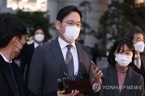Cette photo d'archives Yonhap montre le vice-président de Samsung Electronics Co. Lee Jae-yong (au c.) quittant la Haute Cour de Séoul le 9 novembre 2020, après avoir assisté à une audience pour une affaire de corruption.