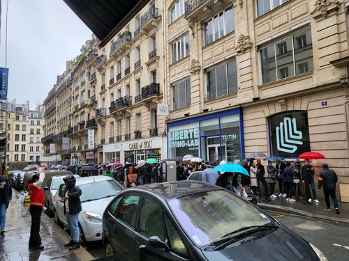 File d'attente sous la pluie devant le magasin éphémère «Squid Game» à Paris le dimanche 3 octobre 2021. 