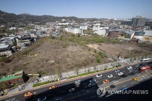 Un terrain dans le quartier de Songhyeon dans l'arrondissement de Jongno à Séoul, qui a été choisi comme site d'un musée dédié aux œuvres d'art offertes par feu le président de Samsung Lee Kun-hee. (Photo d'archives Yonhap)