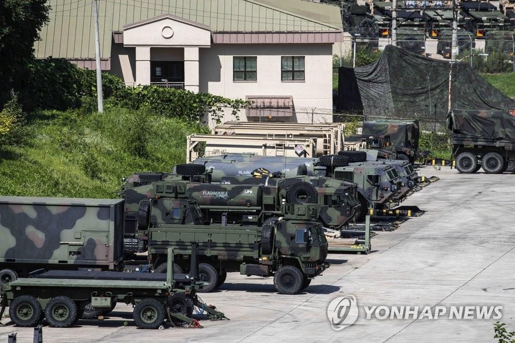 Cette photo datant du 5 août 2021 montre des véhicules militaires américains garés à Camp Casey à Dongducheon, à 40 km au nord de Séoul.