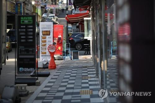 Une rue commerçante d'Incheon est calme le dimanche 5 décembre 2021 sur fond de craintes sur la propagation du variant Omicron du nouveau coronavirus (Covid-19). 