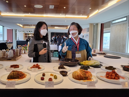 Park Kwang-hee (à dr.) explique le kimchi et les jangajji (légumes en saumure) lors d'une séance de présentation d'aliments fermentés coréens à Paris, le lundi 6 décembre 2021. L'évènement a été organisé par la Société de commercialisation des produits de l'agriculture et de la pêche (aT) de la Corée du Sud au siège de l'Organisation des Nations unies pour l'éducation, la science et la culture (Unesco) à Paris. 