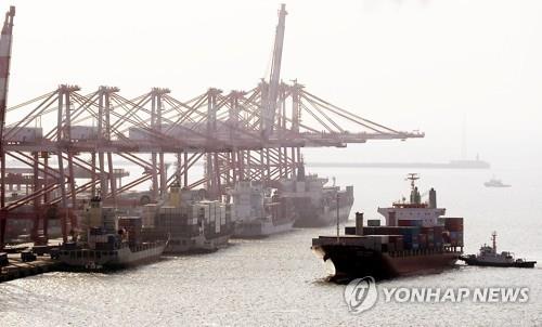 Des navires de charge dans le port de Busan, le 21 décembre 2021.
