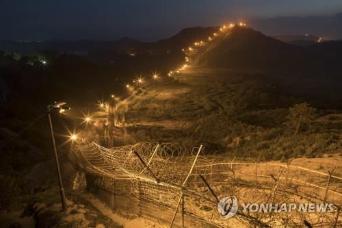 Cette photo prise le 24 juillet 2018 montre une vue nocturne de la Zone démilitarisée (DMZ) sur la frontière avec la Corée du Nord à Cheorwon, dans la province du Gangwon. 