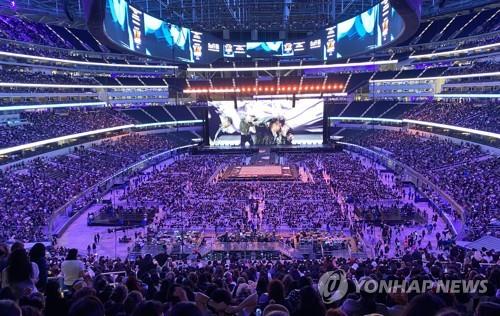 Cette photo d'archives, fournie par un lecteur, montre un concert de BTS au SoFi Stadium de Los Angeles le 28 novembre 2021, le deuxième de ses quatre spectacles là-bas.