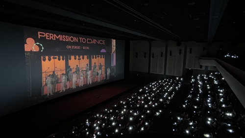 Un concert du supergroupe de K-pop BTS intitulé «Permission To Dance On Stage - Seoul» est diffusé dans une salle du Lotte Cinema World Tower, à Jamsil, dans le sud-est de Séoul, le samedi 12 mars 2022. (Photo fournie par Hybe. Revente et archivage interdits)