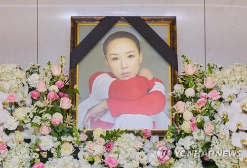 Un portrait de l'actrice défunte Kang Soo-youn pendant ses funérailles au Samsung Medical Center dans le sud de Séoul, le 11 mai 2022. (Yonhap)