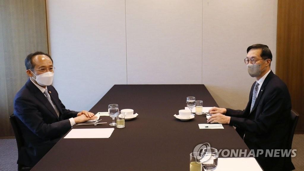 Le ministre de l'Economie et des Finances Choo Kyung-ho (à g.) s'entretient le lundi 16 mai 2022 avec le gouverneur de la Banque de Corée (BOK) Rhee Chang-yong lors d'un petit-déjeuner de travail au Centre de presse de Corée, dans le centre de Séoul. (Pool photo)