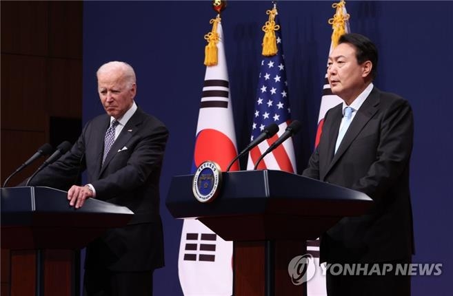 Conférence de presse conjointe du président Yoon Suk-yeol et de son homologue américain Joe Biden à Séoul, le samedi 21 mai 2022.