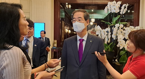 Le Premier ministre Han Duck-soo répond aux questions des journalistes à l'hôtel InterContinental à Paris avant de prendre son vol de retour en Corée du Sud, le mercredi 22 juin 2022 (heure locale). (Photo fournie par le cabinet du Premier ministre. Revente et archivage interdits)