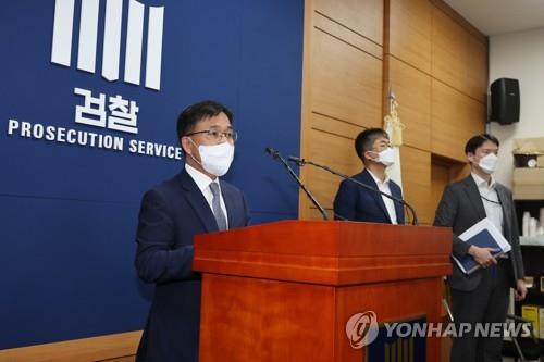 Moon Hong-seong, chef du département anti-corruption et crimes violents du Bureau suprême des procureurs de la République (SPO), annonce une répression massive des crimes de phishing vocal dans son bureau de Séoul, le 23 juin 2022.