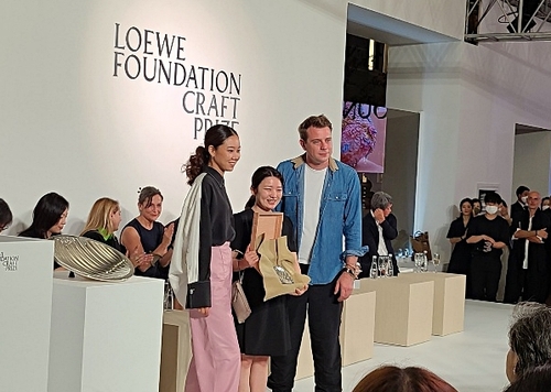 Jeong Da-hye (au c.) lors de la cérémonie de remise du LOEWE Foundation Craft Prize 2022 à Séoul, le jeudi 30 juin 2022. 