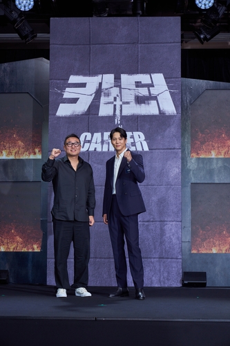Le réalisateur Jung Byung-gil (à g.) et l'acteur Joo Won de «Carter» posent devant la caméra le 2 août 2022. (Photo fournie par Netflix. Revente et archivage interdits)