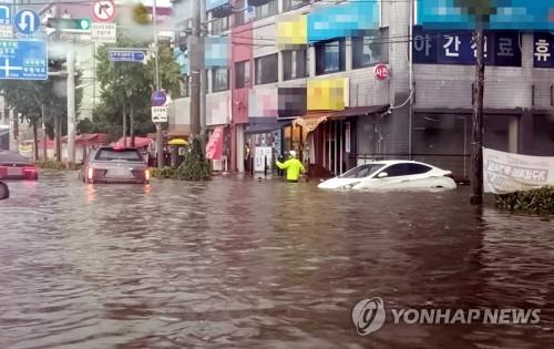 Cette photo, fournie par un lecteur, montre une rue de la ville d'Incheon submergée, le 8 août 2022.