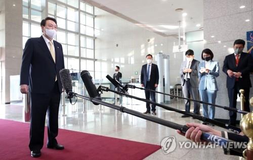 Le président Yoon Suk-yeol répond à des questions de journalistes à son arrivée au bureau présidentiel le vendredi 18 novembre 2022. (Pool photo) 