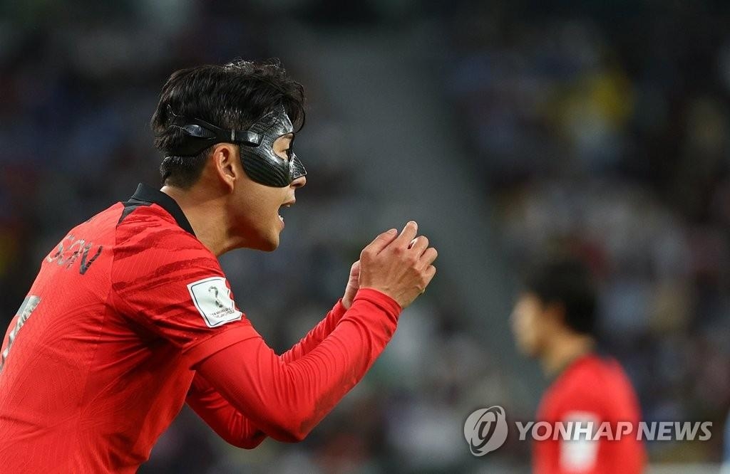 Le capitaine de l'équipe nationale de football, Son Heung-min, encourage ses coéquipiers lors de la deuxième mi-temps du premier match de la Corée du Sud contre l'Uruguay dans le groupe H de la Coupe du monde, le jeudi 24 novembre 2022, au stade Education City à Al Rayyan au Qatar.