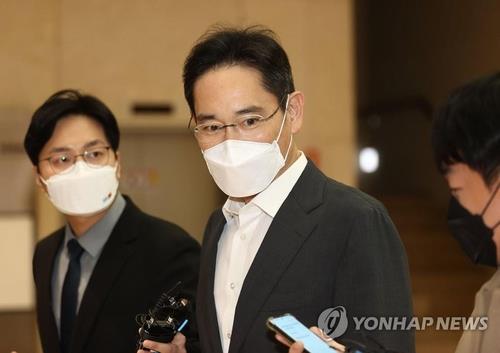 Le président exécutif de Samsung Electronics Lee Jae-yong s'adresse aux journalistes avant son départ aux Emirats arabes unis, au Seoul Gimpo Business Aviation Center, à l'ouest de Séoul, le 4 décembre 2022.
