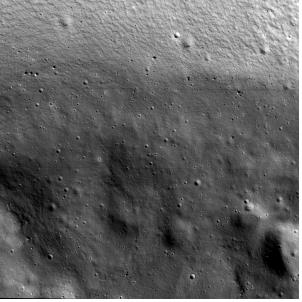 Image de l'intérieur d'une zone de la Lune qui ne reçoit jamais de lumière directe du soleil, prise par ShadowCam de la Nasa à bord de l'orbiteur lunaire Danuri. (Photo fournie par l'Institut coréen de recherche aérospatiale, KARI. Revente et archivage interdits) 