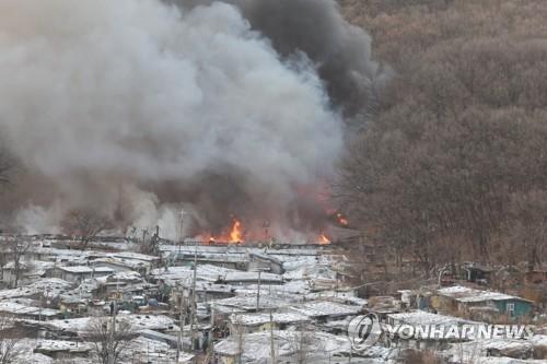 D'énormes panaches de fumée s'échappent du district 4 du village de Guryong, dans l'arrondissement de Gangnam à Séoul, le vendredi 20 janvier 2023.