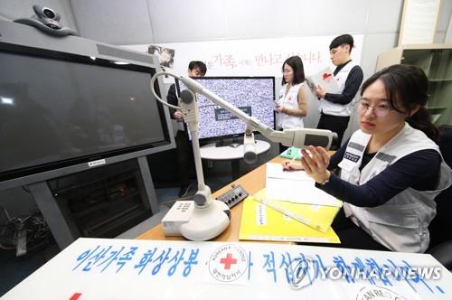 Des employés de la Croix-Rouge sud-coréenne vérifient le lundi 11 mars 2019 des équipements de la salle de réunions vidéo pour familles séparées dans le bureau de la province du Gyeonggi de la Croix-Rouge à Suwon. Le Conseil de sécurité des Nations unies a accordé la semaine dernière une exemption aux sanctions contre la Corée du Nord pour permettre l'envoi vers le pays communiste des équipements nécessaires à l'organisation de réunions en visioconférence.