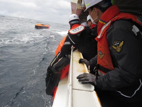 Cette image fournie par les garde-côtes coréens montre l'opération de recherche en cours après le naufrage d'un cargo au large de l'île méridionale de Jeju, le 25 janvier 2023. (Archivage et revente interdits)