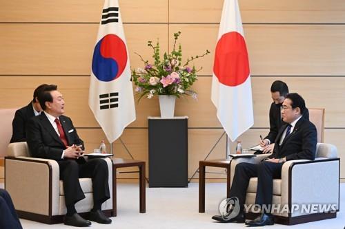 Le président Yoon Suk Yeol (à gauche) et le Premier ministre japonais Fumio Kishida s'entretiennent à Tokyo le 16 mars 2023.