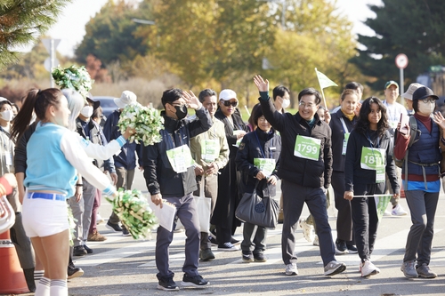 Le gouverneur du Gyeonggi, Kim Dong-yeon, lors d'une marche pour la paix 2022. (Photo d'archives Yonhap) 