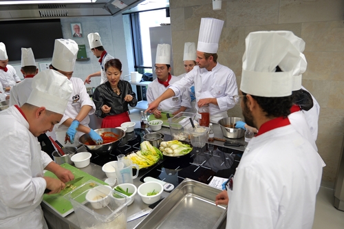 Cours de cuisine coréenne à la Culinary Arts Academy en Suisse
