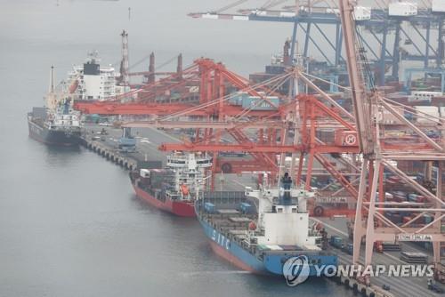 Un port commercial dans la ville de Busan, le 22 mai 2023.