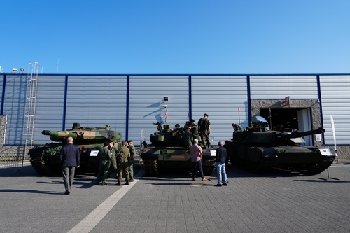 Południowokoreański czołg K2 (w środku) stoi pomiędzy niemieckim czołgiem Leopard (po lewej) a amerykańskim czołgiem Abrams (po prawej) przed halą Międzynarodowej Wystawy Przemysłu Obronnego (MSPO), która odbyła się w Kielcach, wtorek, 5 września, 2019. 2023. (Zdjęcie udostępnione) Od Korea Defence Industries Association, KDIA Zakaz odsprzedaży i archiwizacji)