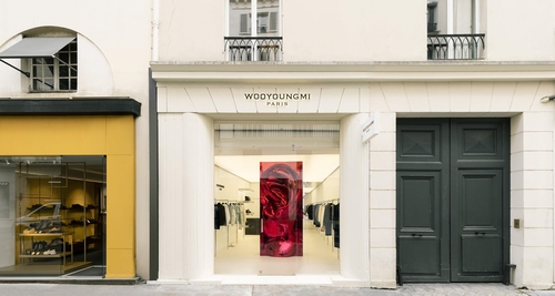 La marque sud-coréenne basée à Paris Wooyoungmi ouvre sa 2e boutique à Saint-Honoré