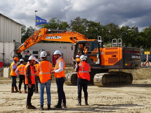HD Hyundai Infracore fait une démonstration en France de la sécurité sur sa nouvelle excavatrice