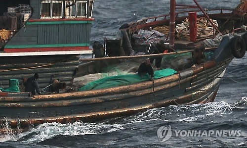 韓国艦艇を見つけ、抵抗する準備を行う中国漁船の船員ら（資料写真）＝（聯合ニュース）