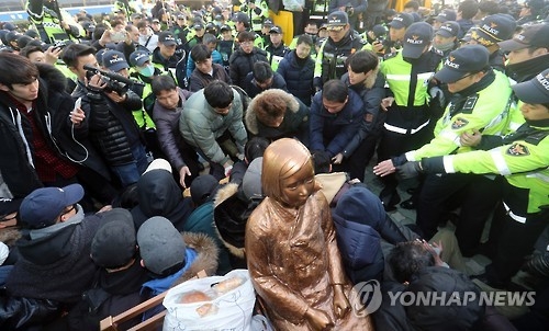 警察に連れ出される団体関係者＝２８日、釜山（聯合ニュース）