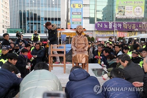 市職員らにより撤去される少女像＝２８日、釜山（聯合ニュース）
