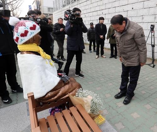 朴三碩・東区庁長が少女像のもとを訪れた＝１９日、釜山（聯合ニュース）